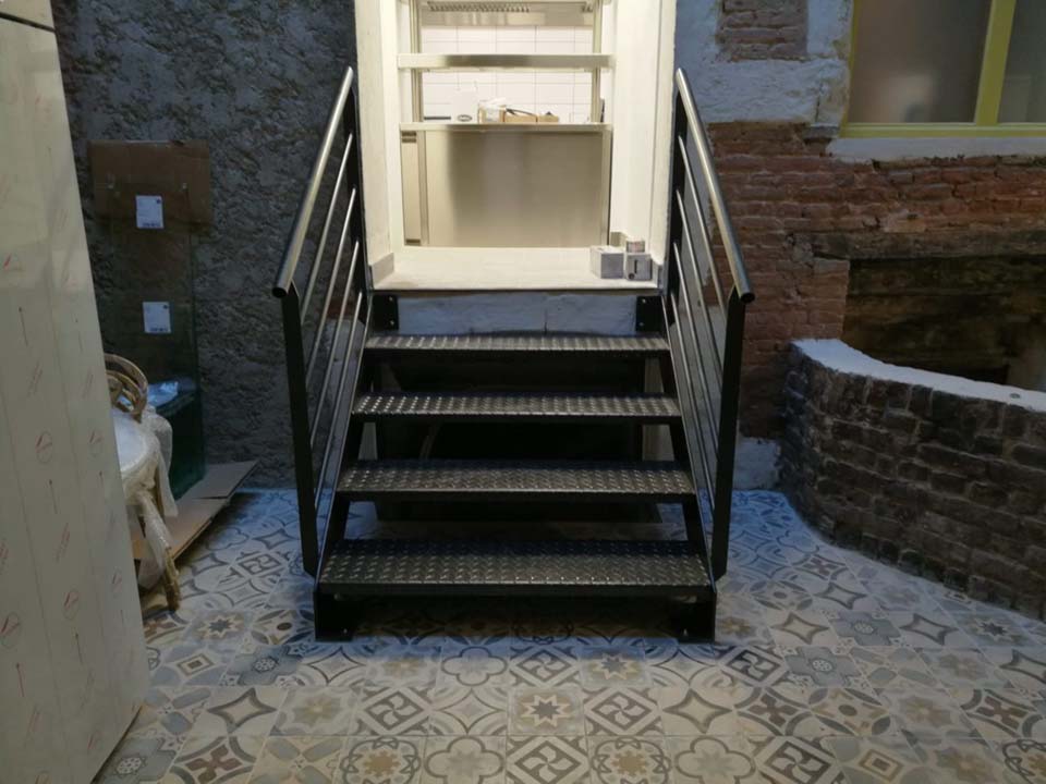 escalier-droit-metal-cuisine-lille-1-1280x960-1.jpg
