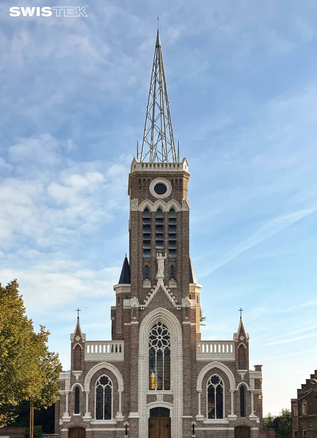 Pointe en métal de l'église de Demain