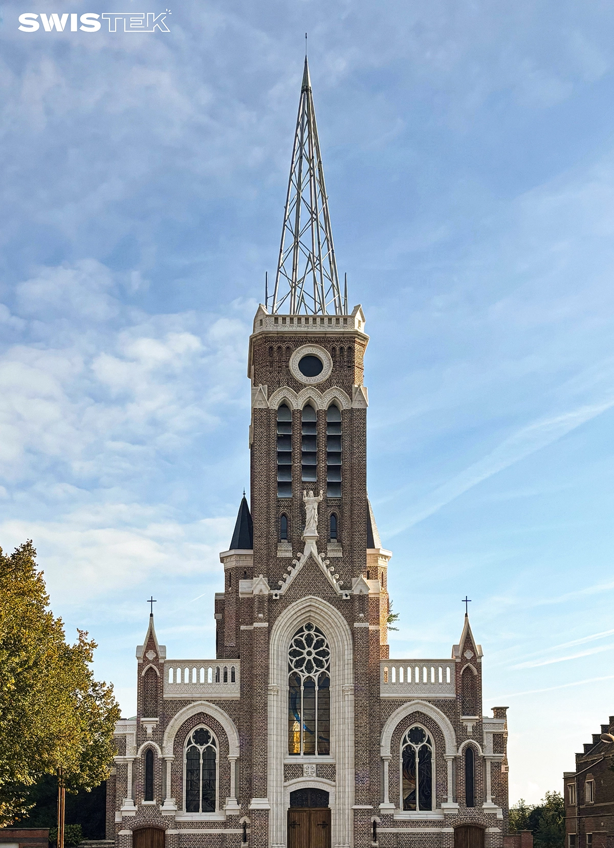 Pointe en métal de l'église de Demain